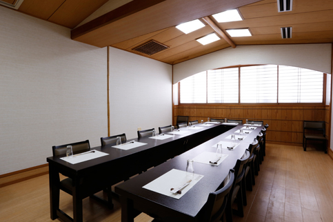 ご法事・ご会食・ご商談・ご宴会などに静かな2階個室をご利用ください。 お1組様の貸し切りとなっていますので、心ゆくまでお寛ぎいただけます。 ◆お食事のうな重について かば焼き・ご飯、または、お土産用弁当でのご提供もできます。 当日お伺いいたします。 ◆ご利用可能人数 数名様~20名程度